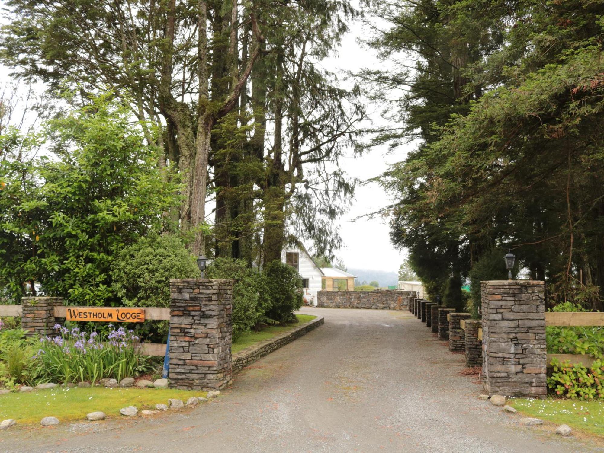 Westholm Lodge Harihari Екстериор снимка